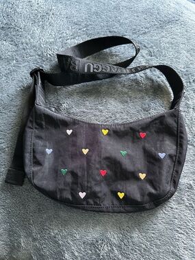 BAGGU Small Crescent with Embroidered Hearts